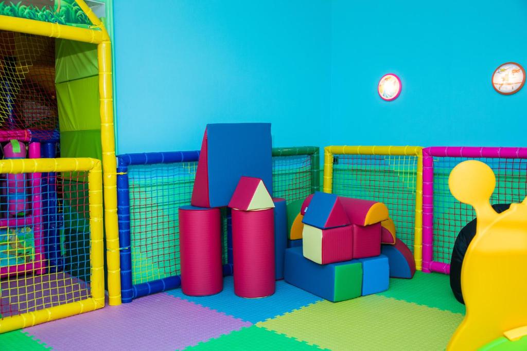 una sala giochi con un mucchio di giocattoli di Gasthof Löwen Worb bei Bern a Worb