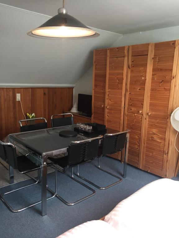 een vergaderzaal met een tafel en stoelen bij Cozy room in residential Alkmaar in Alkmaar