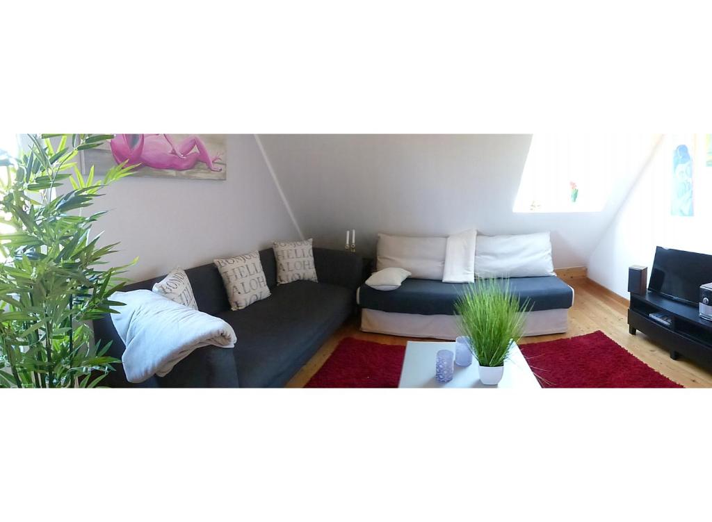 un soggiorno con divano e tavolo di Gute Zeit ad Amburgo