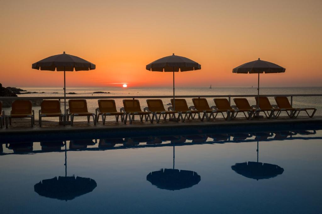 Východ nebo západ slunce při pohledu z hotelu nebo okolí