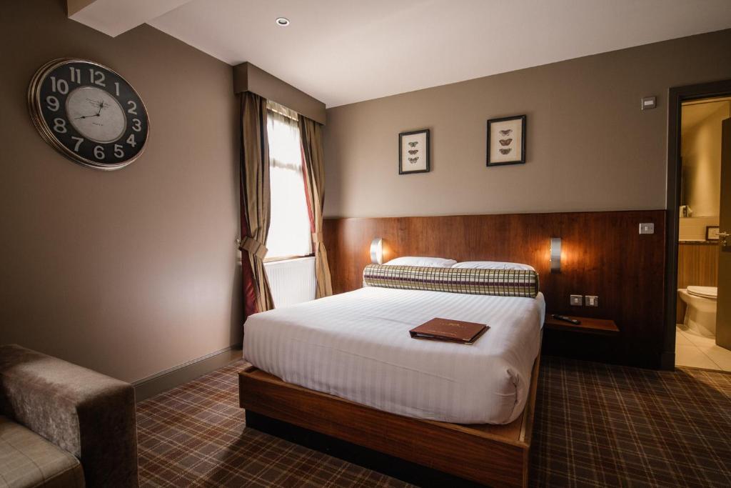 Postel nebo postele na pokoji v ubytování Lynnhurst Hotel
