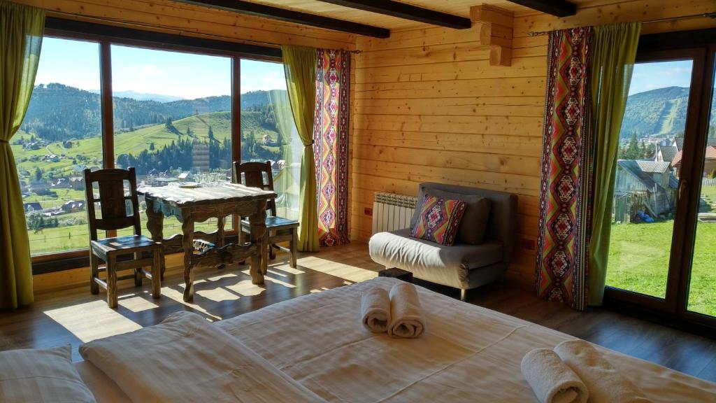 Nespecifikovaný výhled na hory nebo výhled na hory při pohledu z hotelu