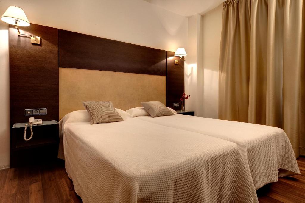 Posteľ alebo postele v izbe v ubytovaní Hotel Madrid Torrejon Plaza