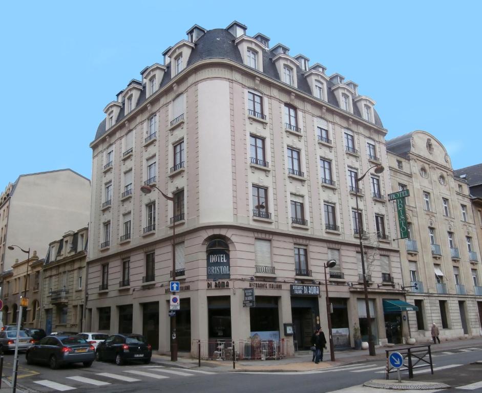 ein großes weißes Gebäude an der Ecke einer Straße in der Unterkunft Hotel Bristol Metz Centre Gare in Metz
