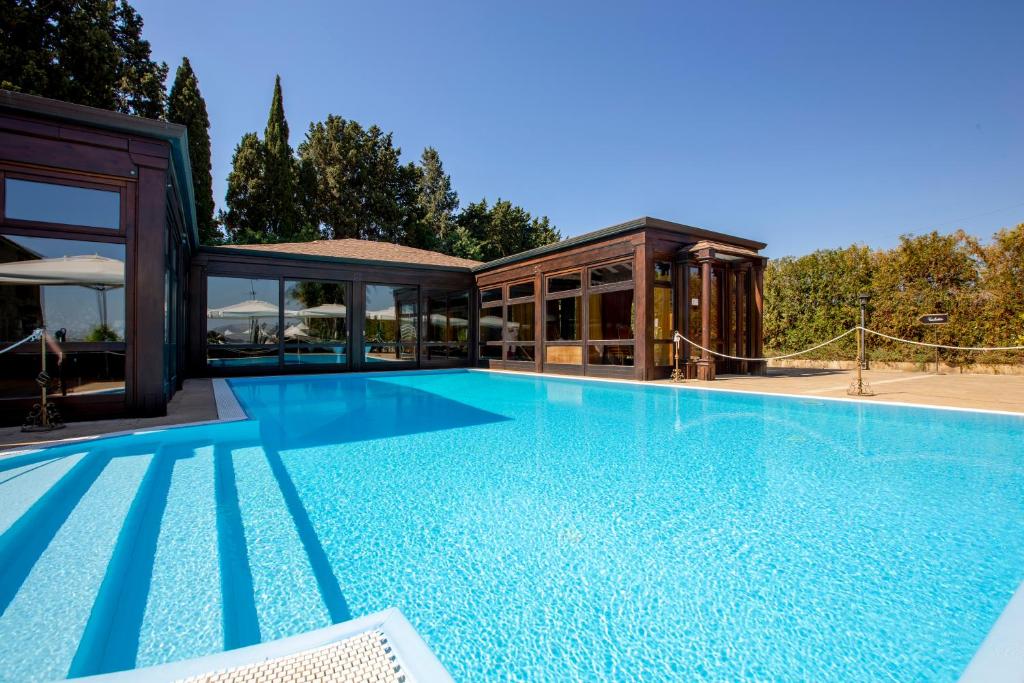 Bazén v ubytování Hotel Il Podere nebo v jeho okolí