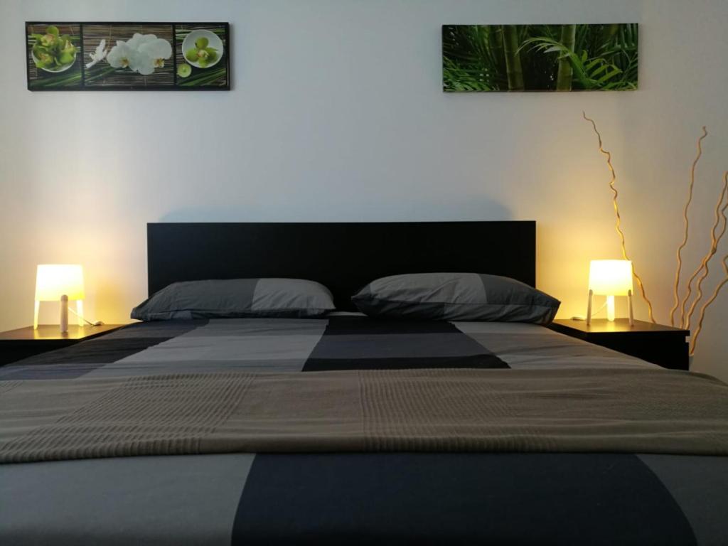 sypialnia z dużym łóżkiem z 2 lampami w obiekcie Mare 3 w mieście Ventimiglia