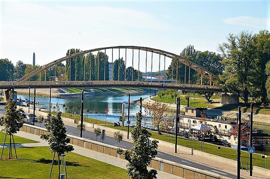 Výhled na řeku, která protéká v blízkosti aparthotelu
