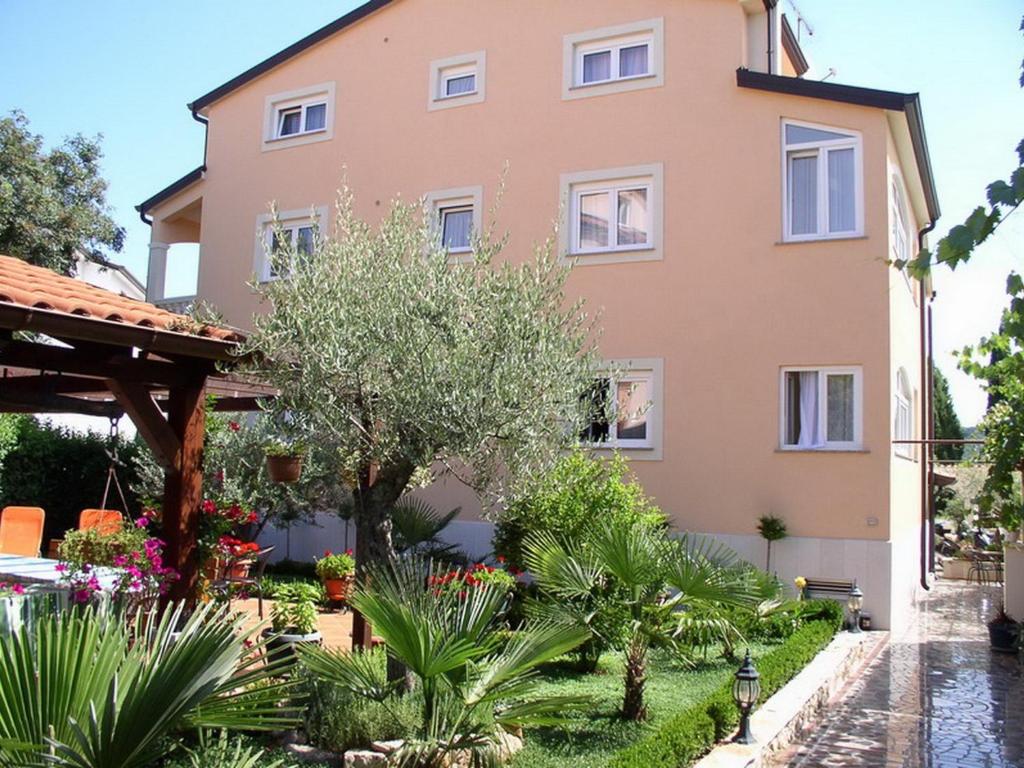 Ogród w obiekcie Apartments Villa Amfora