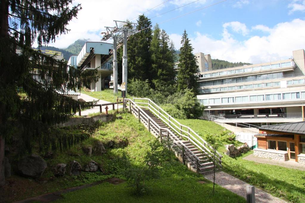 a building with a grassy hill next to a building at Marilleva 1400 Appartamenti Montana in Marilleva