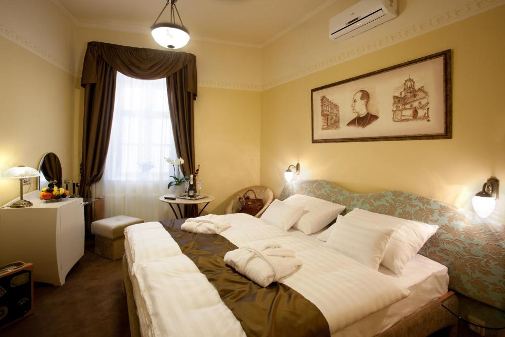 Postel nebo postele na pokoji v ubytování Barokk Hotel Promenád