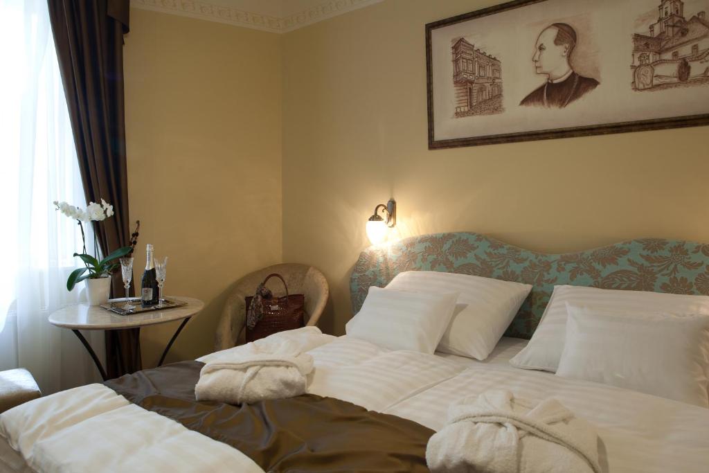 Postel nebo postele na pokoji v ubytování Barokk Hotel Promenád