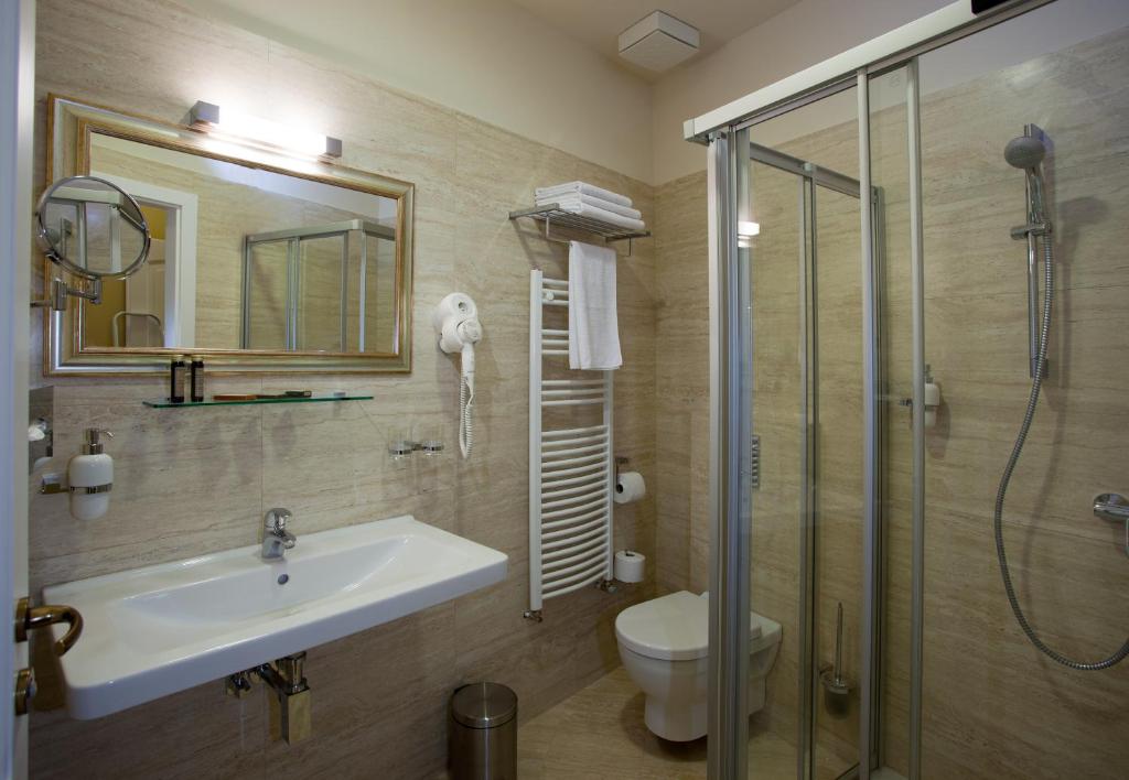 Koupelna v ubytování Barokk Hotel Promenád