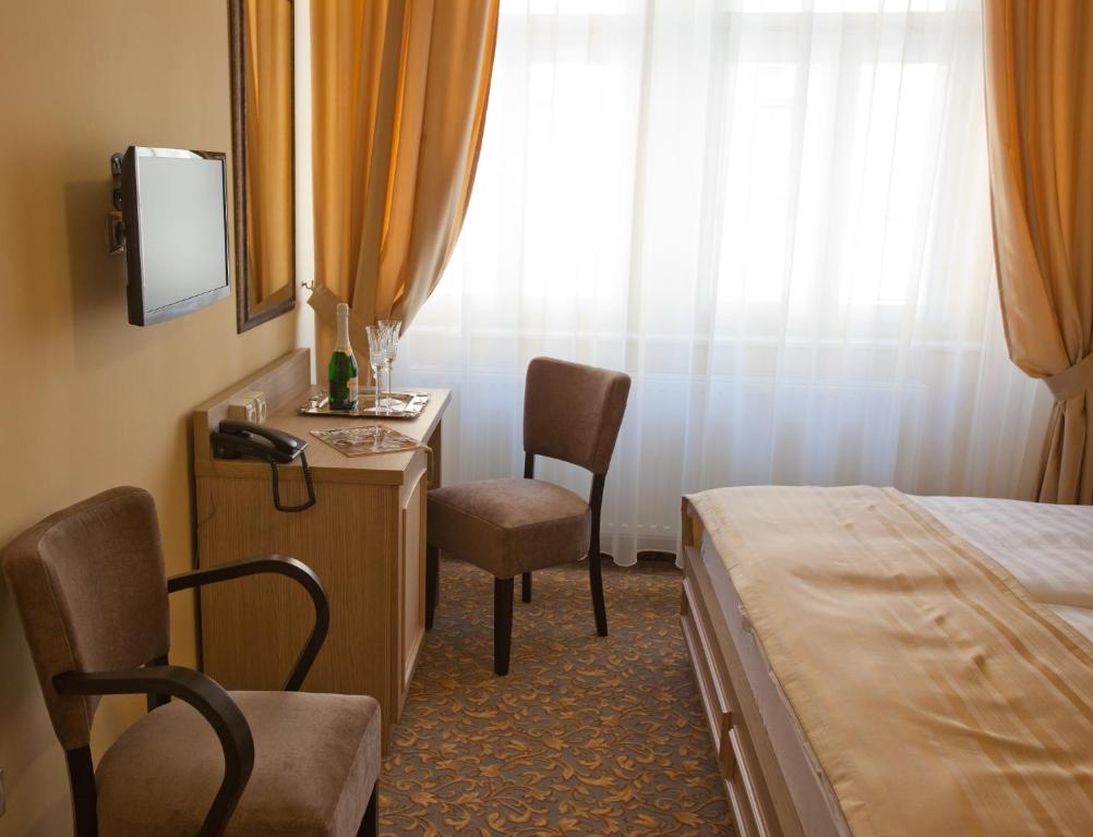 TV a/nebo společenská místnost v ubytování Barokk Hotel Promenád