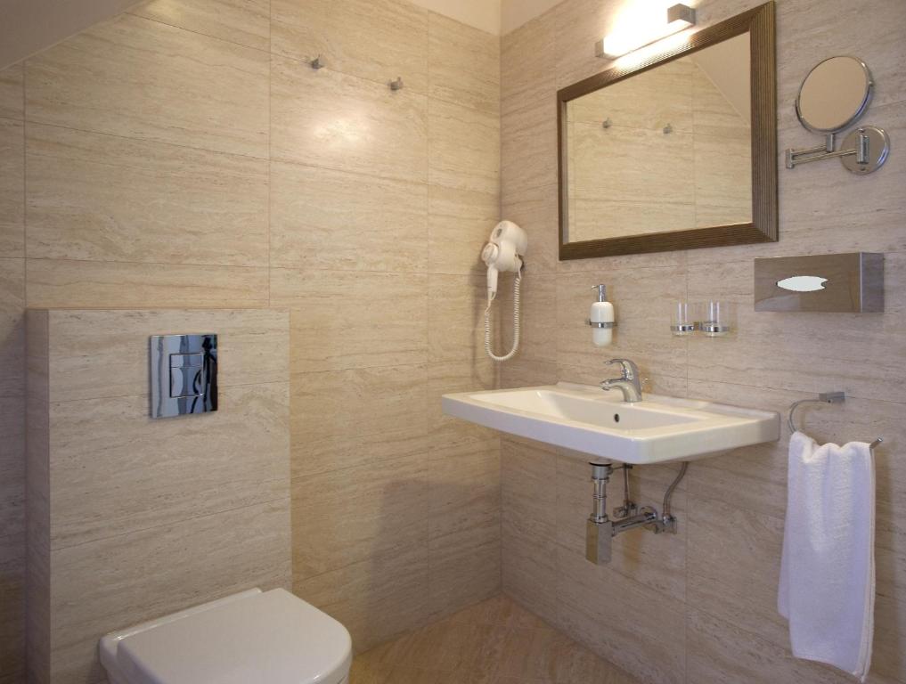 Koupelna v ubytování Barokk Hotel Promenád