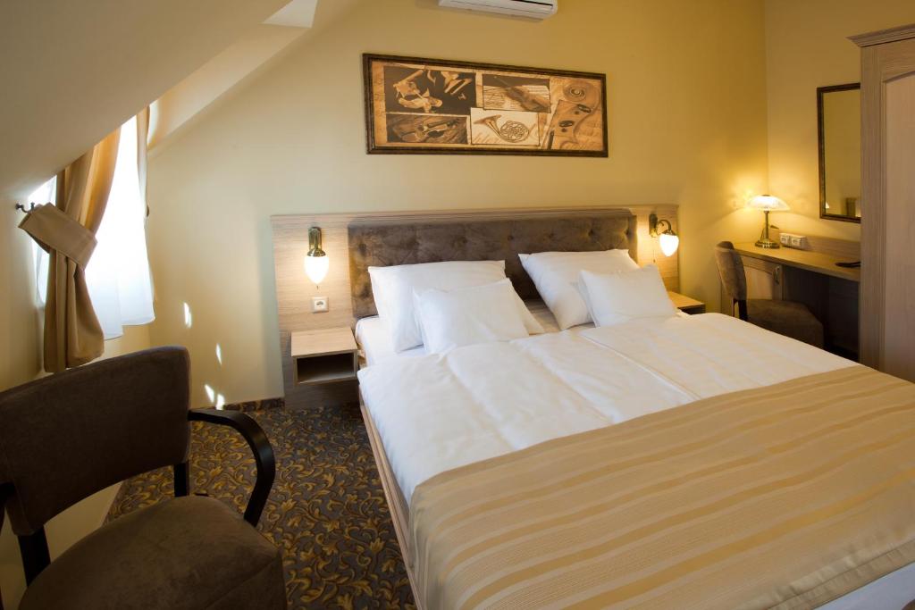 Barokk Hotel Promenád - Resim 35