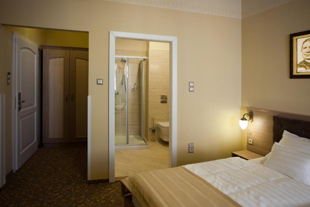 Postel nebo postele na pokoji v ubytování Barokk Hotel Promenád