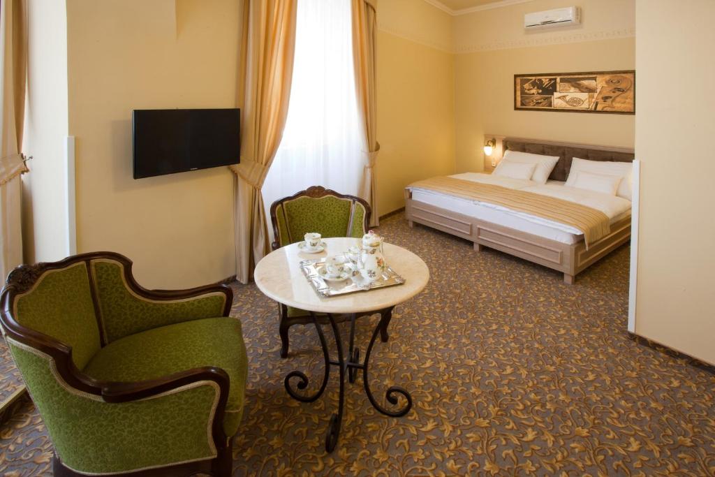 Postel nebo postele na pokoji v ubytování Barokk Hotel Promenád