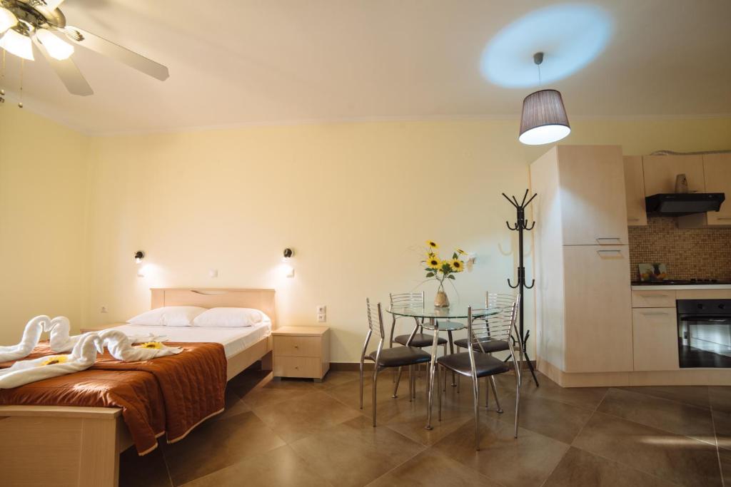 シダリにあるVilla Agiolinaのベッドルーム1室(ベッド1台、テーブル、椅子付)