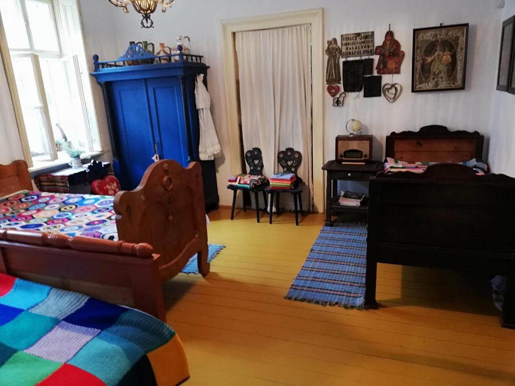 1 dormitorio con 1 cama y armario azul en Rozmaringos Udvarház, en Dunaföldvár