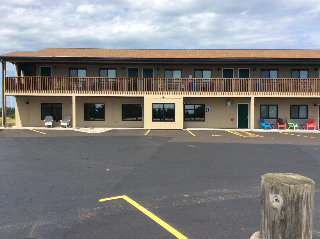 um parque de estacionamento vazio em frente a um edifício em Scenic Shore Inn em Algoma