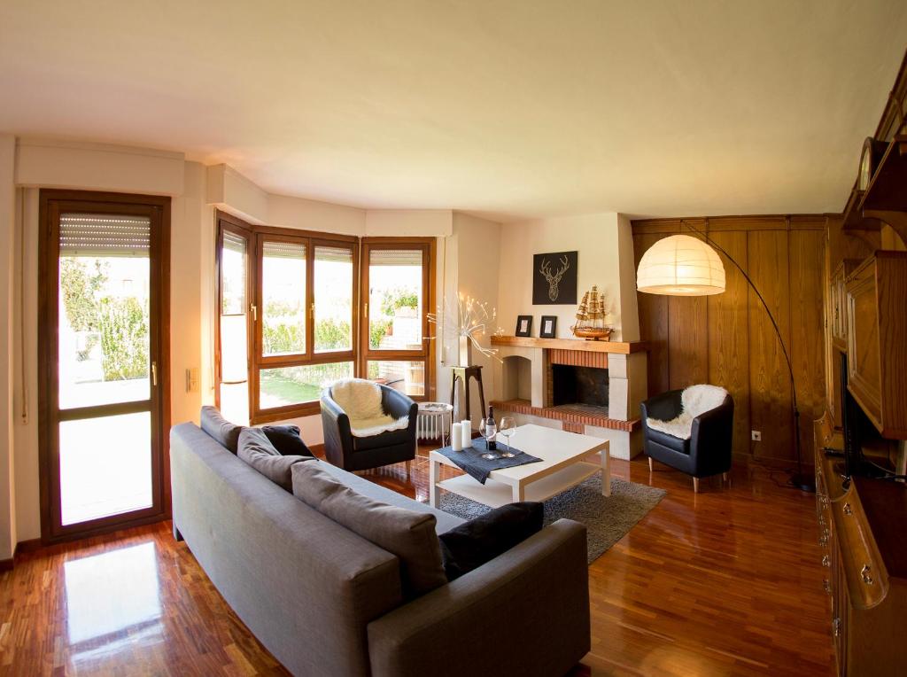 salon z kanapą i stołem w obiekcie CHALET HARO (LA RIOJA) w mieście Haro
