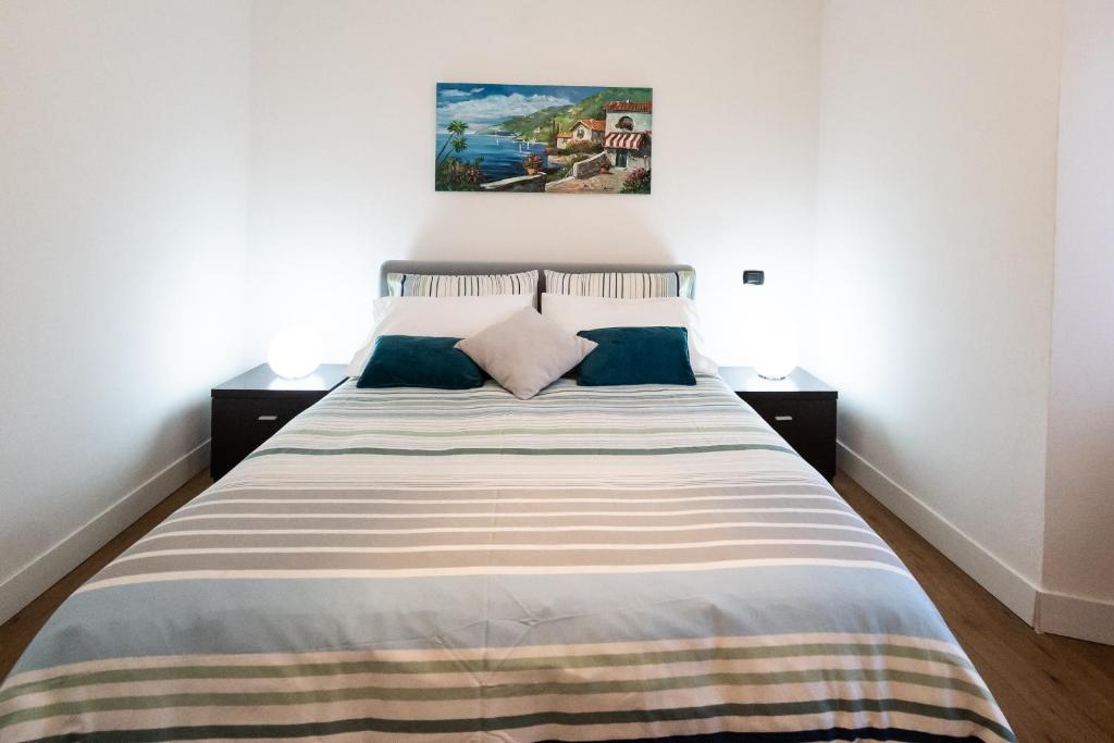 Posteľ alebo postele v izbe v ubytovaní Family Nest Overlooking Lake Como - by Rent All Como