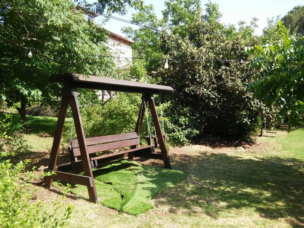 un banc en bois installé dans un parc dans l'établissement Bait Katan Be Yonatan, à Yonatan