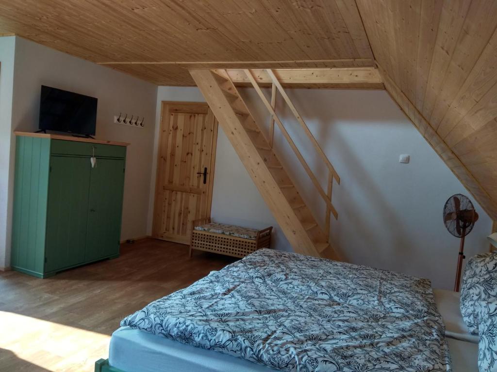 Postel nebo postele na pokoji v ubytování Dům na návsi