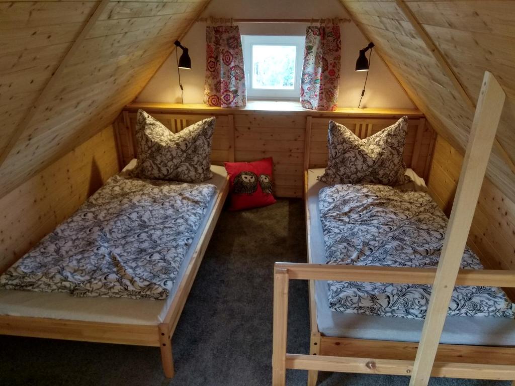 Dos camas en el ático de una casa pequeña en Dům na návsi en Teplice