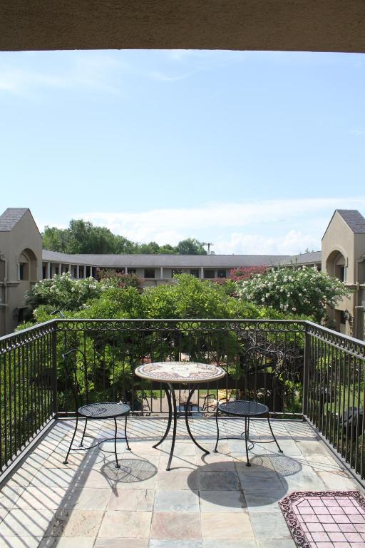 Vineyard Court Designer Suites Hotel photo