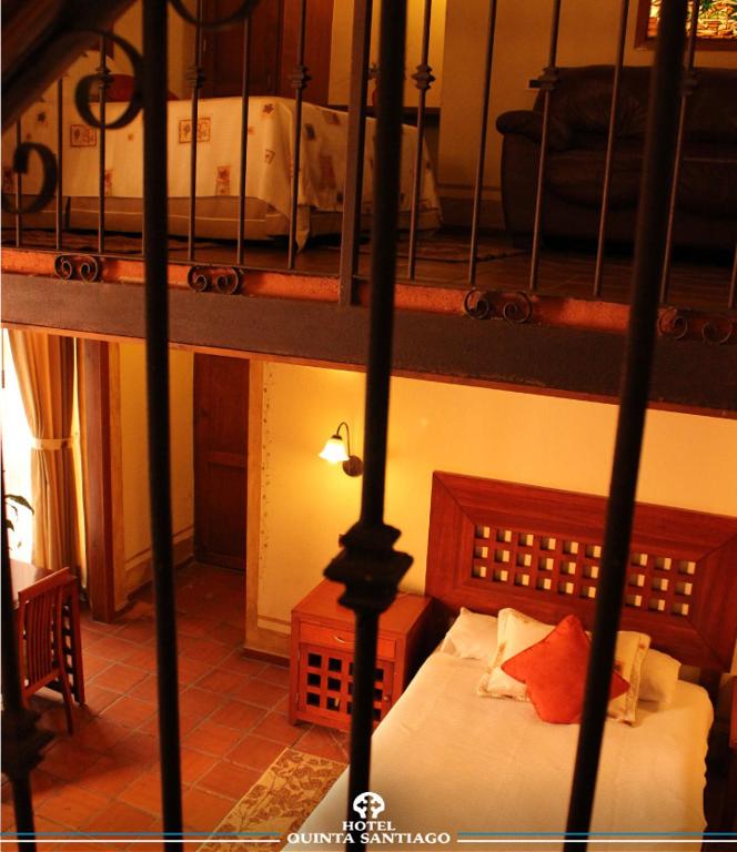 Postel nebo postele na pokoji v ubytování Hotel Quinta Santiago