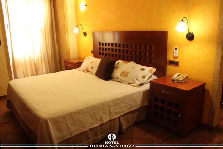 Postel nebo postele na pokoji v ubytování Hotel Quinta Santiago