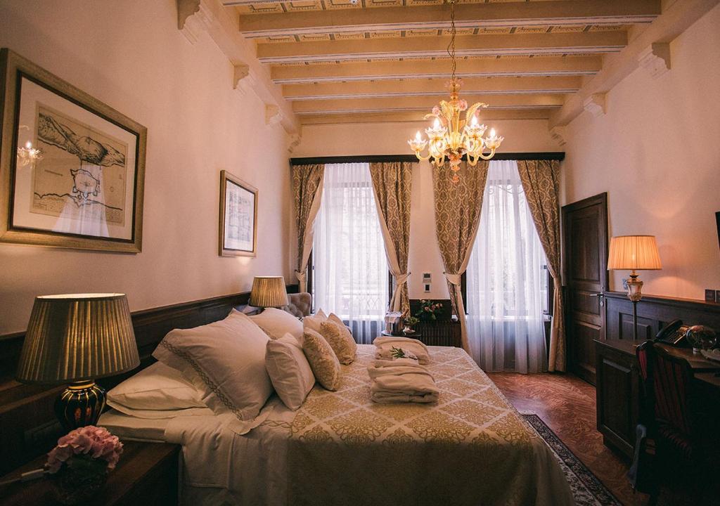 Posteľ alebo postele v izbe v ubytovaní Heritage Hotel Cardo