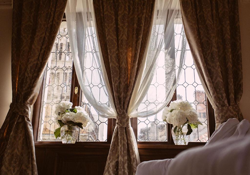 Posteľ alebo postele v izbe v ubytovaní Heritage Hotel Cardo