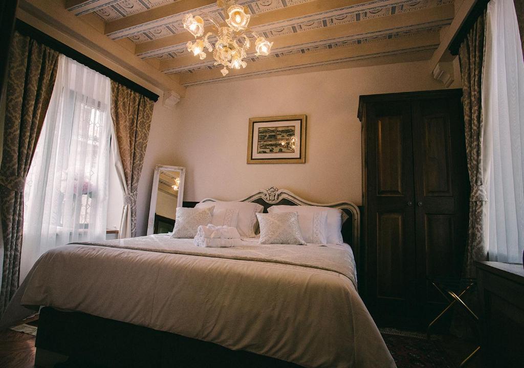 Posteľ alebo postele v izbe v ubytovaní Heritage Hotel Cardo