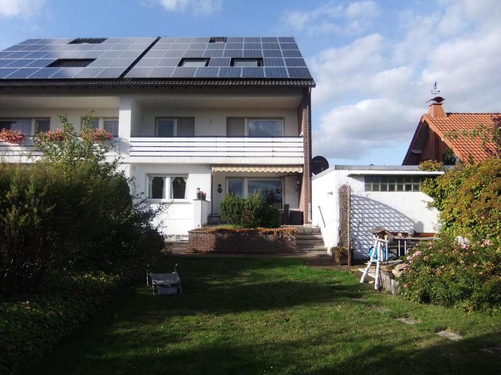 ErwitteにあるHaus Muckenbruchblick -Ferienwohnung-の屋根に太陽光パネルを敷いた家