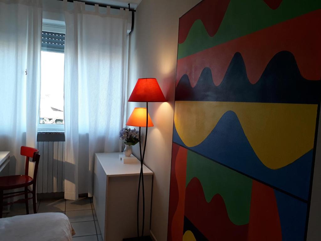 アルバにあるIl Bel Jukのランプ付きの部屋