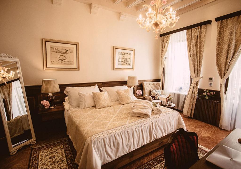 Posteľ alebo postele v izbe v ubytovaní Heritage Hotel Cardo