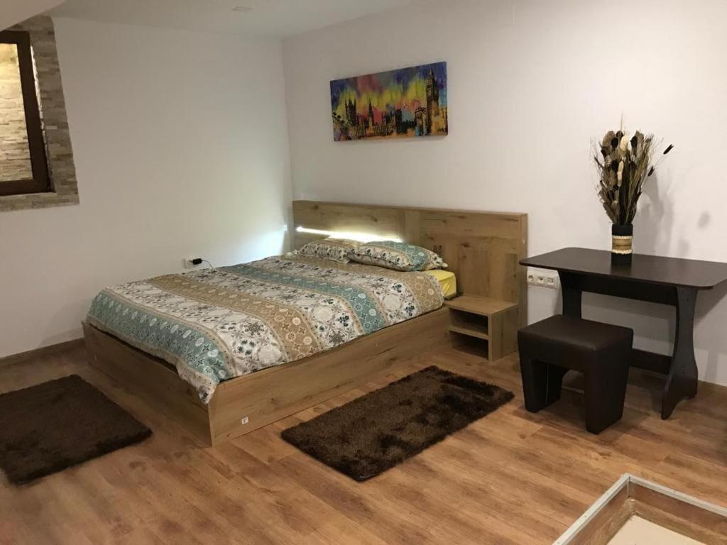 1 dormitorio con cama, escritorio y mesa en Regim Hotelier Pietonală en Oradea