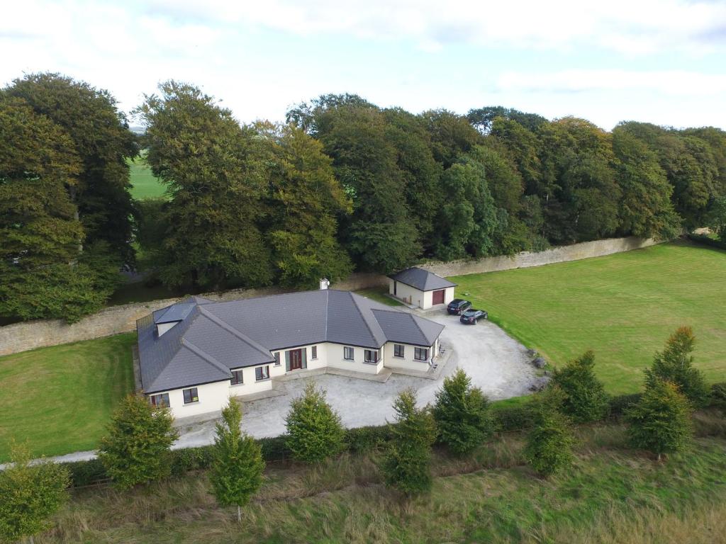 uma vista aérea de uma casa num campo em Moorepark West House em Fermoy