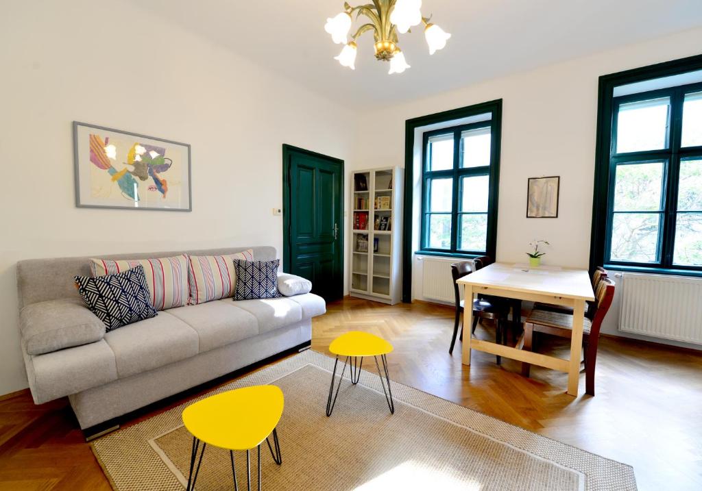 - un salon avec un canapé et une table dans l'établissement Quiet & Green, With Terrace, à Vienne