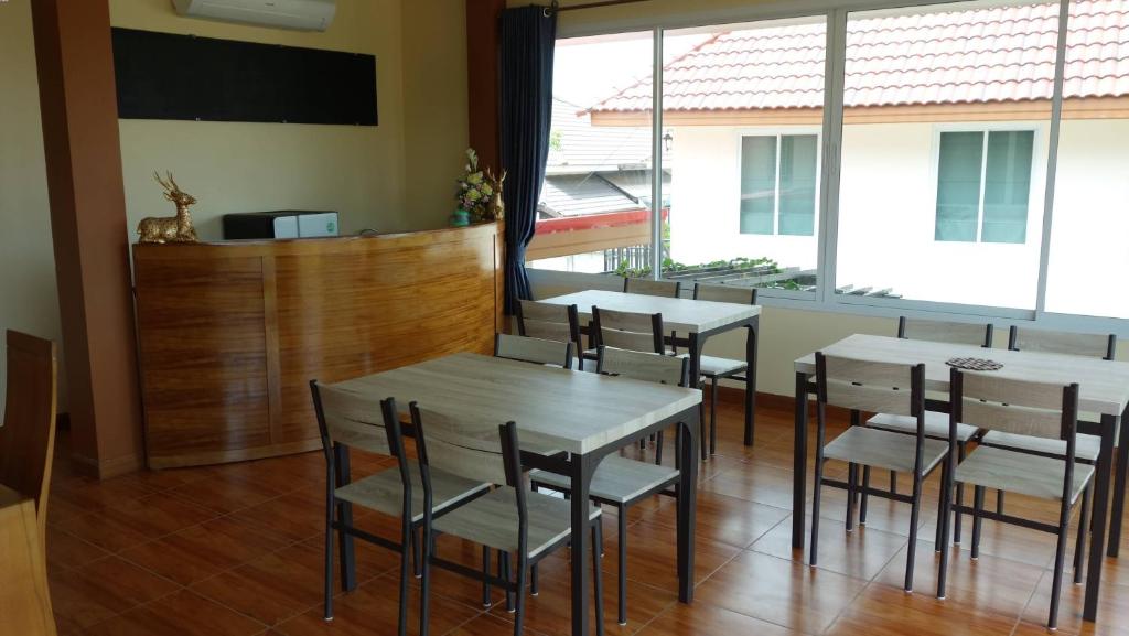 Restaurace v ubytování Baan Sooksiri Bangsaray