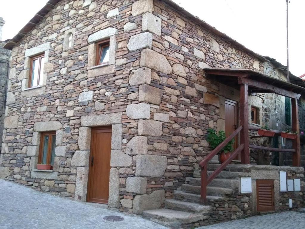 VidemonteにあるCasa de Xisto Santo Antónioの階段を前に建つ古い石造りの建物