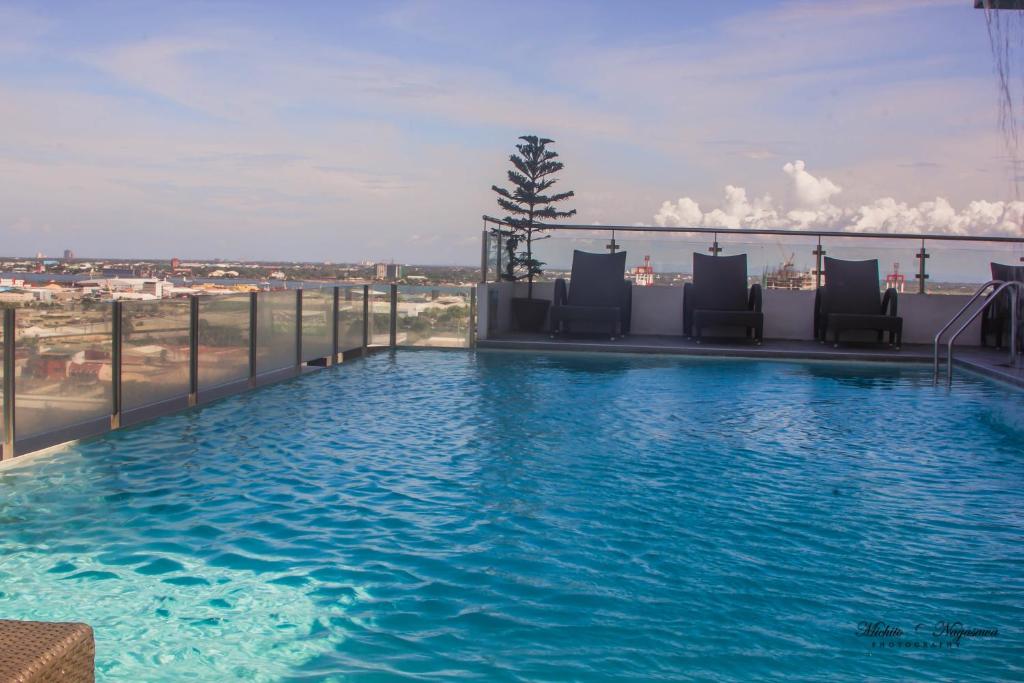 een zwembad op het dak van een gebouw bij Mabolo Garden Flat a1 Rooftop Pool Near Ayala Mall in Cebu City