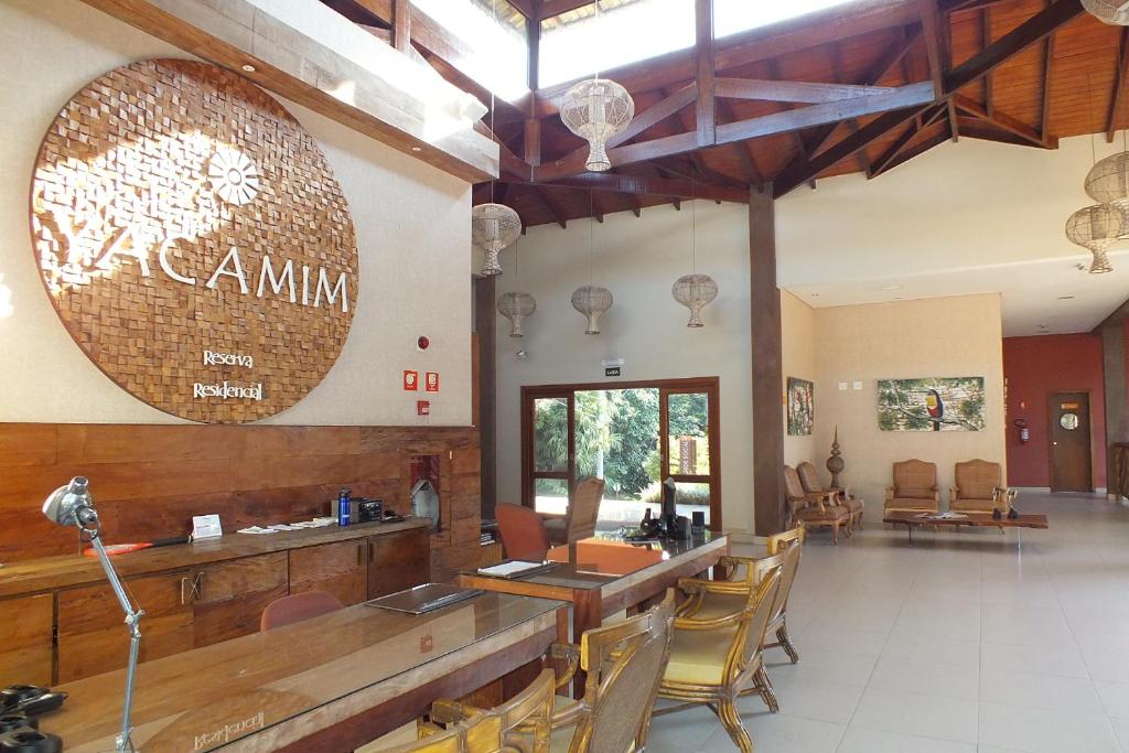 een eetkamer met een tafel en stoelen bij Residencial Yacamim B39 in Ilhabela