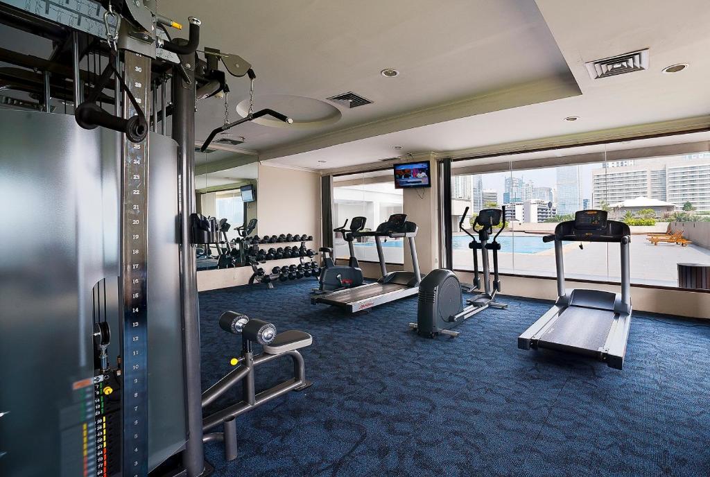 Fitness centrum a/nebo fitness zařízení v ubytování Royal Kuningan