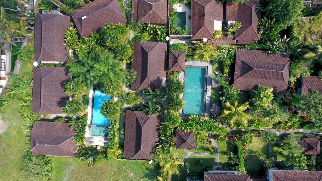 una vista aérea de una casa con piscina en Bali Dream Resort Ubud, en Ubud