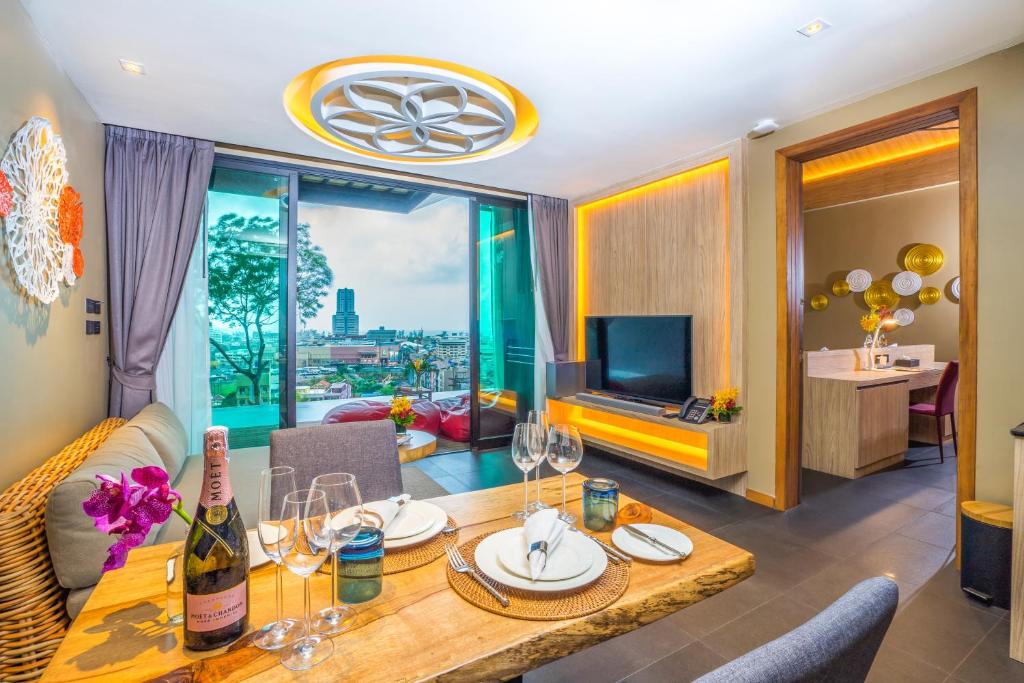 TV a/nebo společenská místnost v ubytování The Senses Resort & Pool Villas, PHUKET