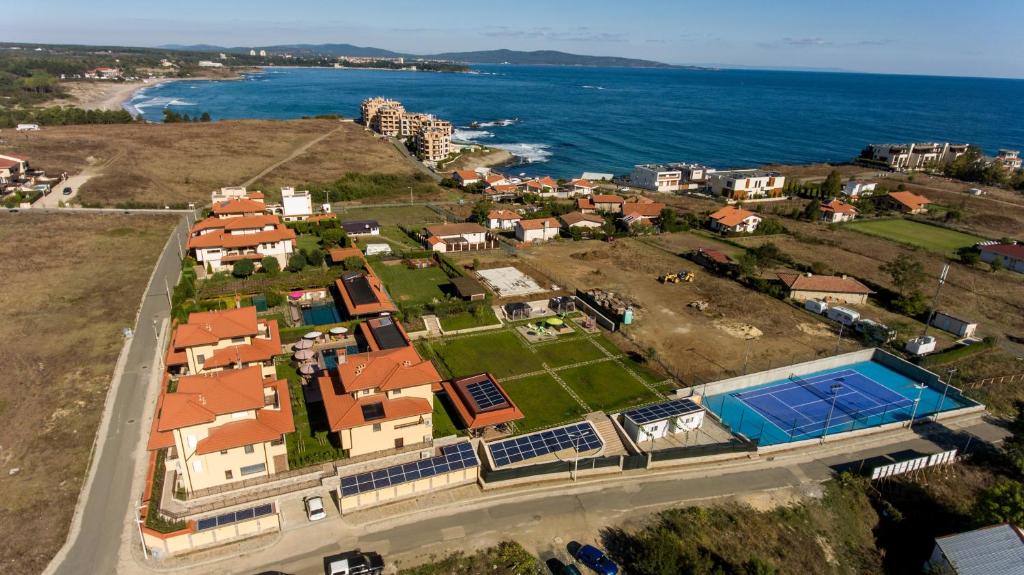 eine Luftansicht eines Hauses mit einem Fußballfeld und dem Meer in der Unterkunft Villa EM in Lozenets