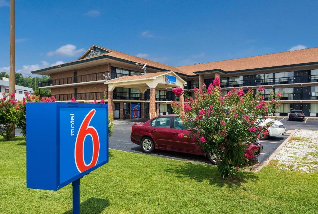 ein Schild im Gras vor einem Gebäude in der Unterkunft Motel 6-Macon, GA in Macon